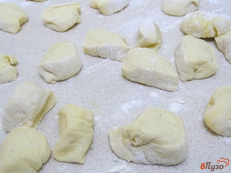 Фото приготовление рецепта: Пирожки с картофелем из дрожжевого теста на кефире шаг №7
