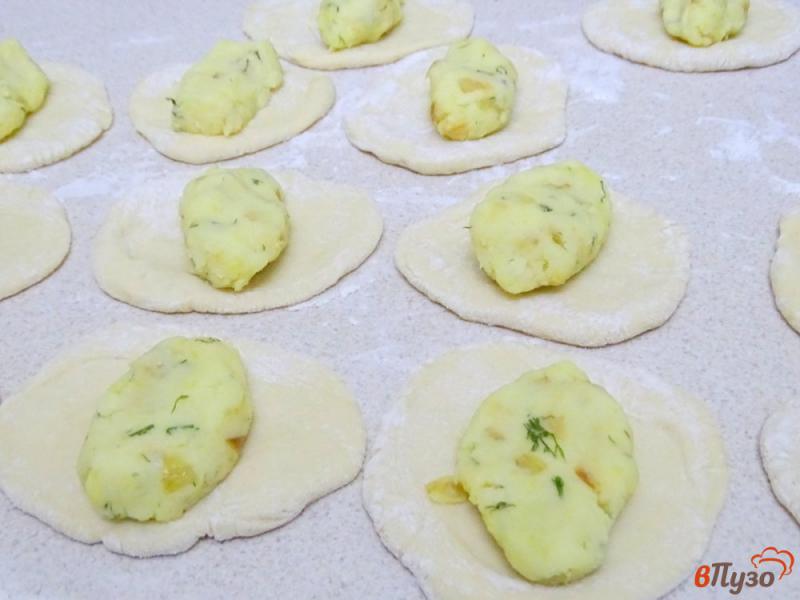 Фото приготовление рецепта: Пирожки с картофелем из дрожжевого теста на кефире шаг №8