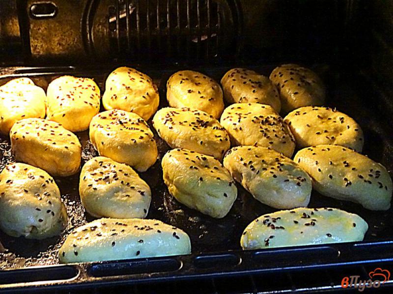 Фото приготовление рецепта: Пирожки с картофелем из дрожжевого теста на кефире шаг №9