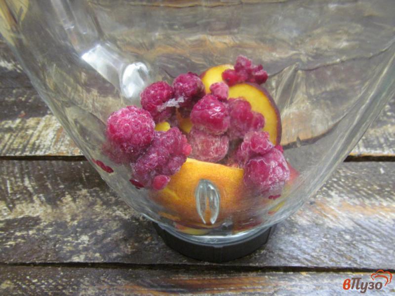Фото приготовление рецепта: Смузи на кефире с малиной и персиком шаг №2