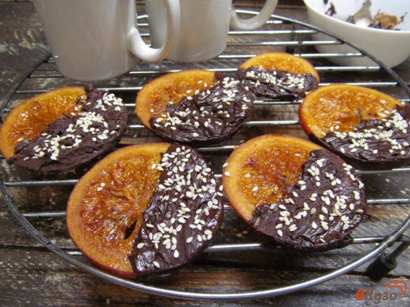 Фото приготовление рецепта: Карамелизированные апельсины в шоколаде шаг №7