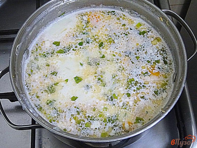 Фото приготовление рецепта: Рыбний суп с лососем и плавленым сыром шаг №5