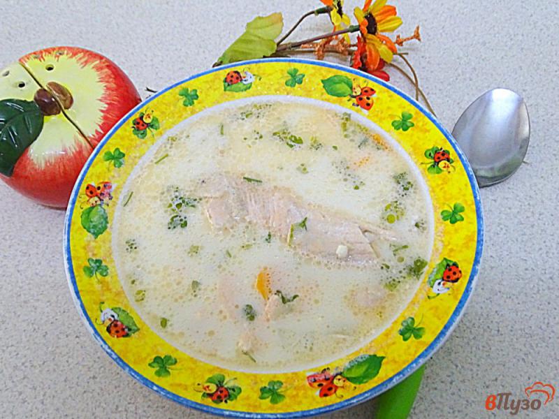 Фото приготовление рецепта: Рыбний суп с лососем и плавленым сыром шаг №6