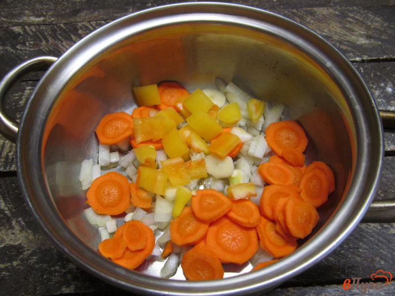 Фото приготовление рецепта: Грибной суп с баклажаном и вермишелью шаг №2