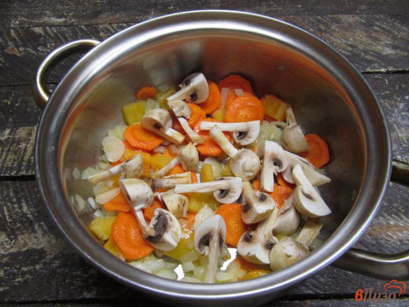 Фото приготовление рецепта: Грибной суп с баклажаном и вермишелью шаг №3
