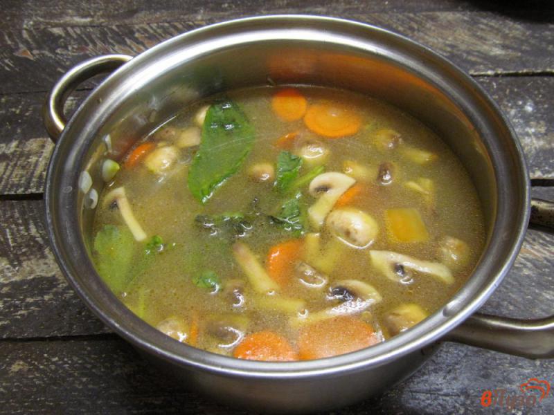 Фото приготовление рецепта: Грибной суп с баклажаном и вермишелью шаг №4