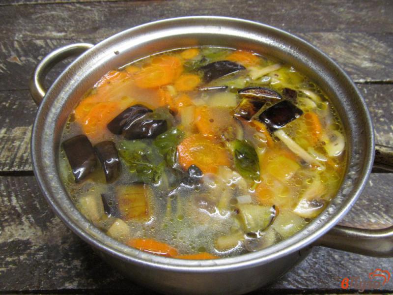 Фото приготовление рецепта: Грибной суп с баклажаном и вермишелью шаг №7