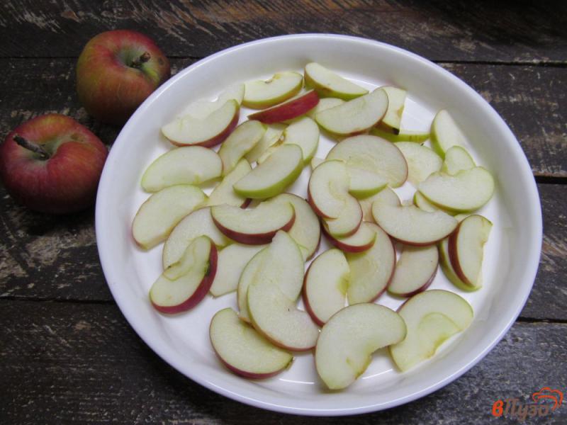 Фото приготовление рецепта: Яблочный пирог на кефире шаг №4