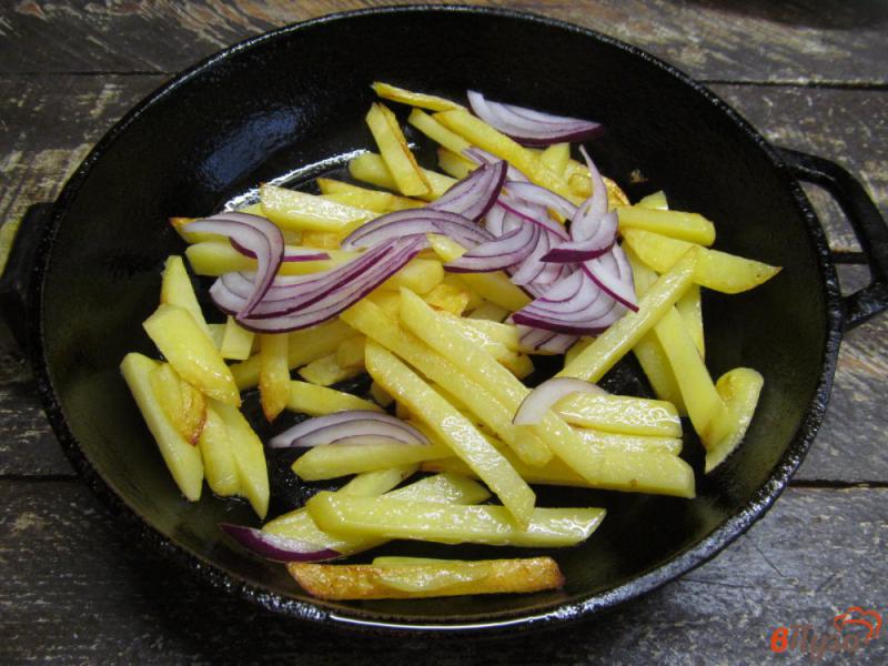 Фото приготовление рецепта: Шампиньоны с картошкой и томатной подливкой шаг №4