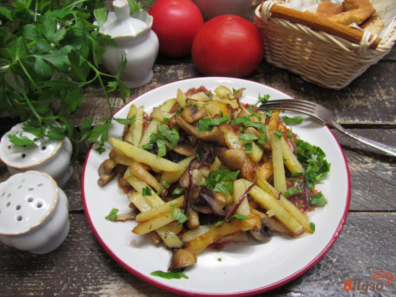 Фото приготовление рецепта: Шампиньоны с картошкой и томатной подливкой шаг №8