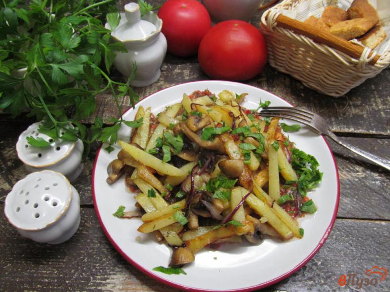 Фото приготовление рецепта: Шампиньоны с картошкой и томатной подливкой шаг №9