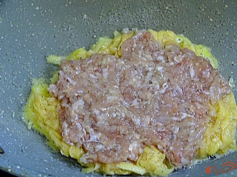 Фото приготовление рецепта: Картофельные драники с мясом шаг №6