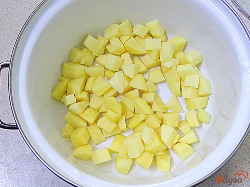 Фото приготовление рецепта: Суп с плавленым сыром, грибами и овощами шаг №2