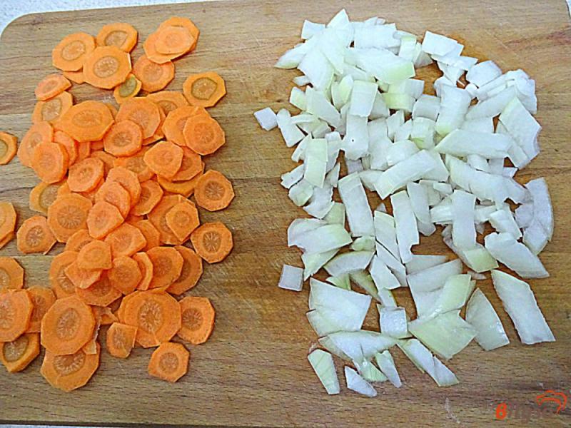 Фото приготовление рецепта: Суп с плавленым сыром, грибами и овощами шаг №3