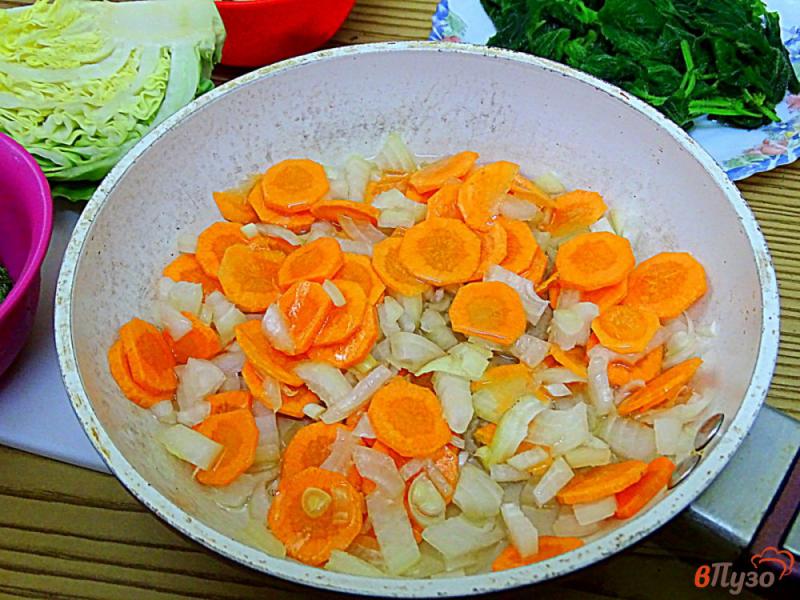 Фото приготовление рецепта: Суп с плавленым сыром, грибами и овощами шаг №4