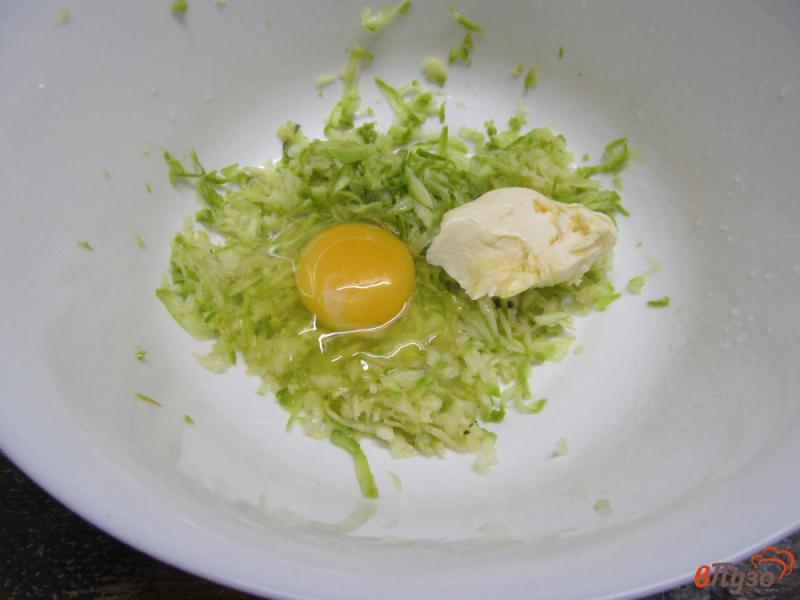 Фото приготовление рецепта: Кабачковые вафли с яйцом и помидором шаг №2