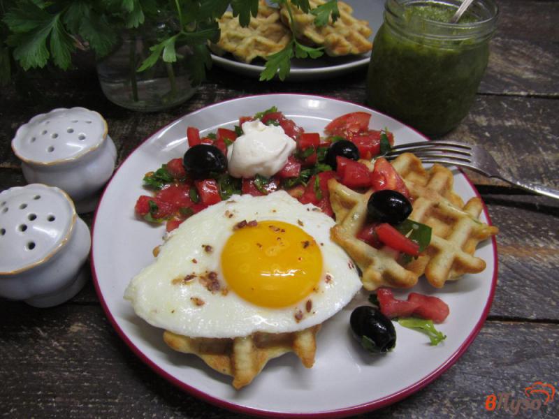 Фото приготовление рецепта: Кабачковые вафли с яйцом и помидором шаг №7