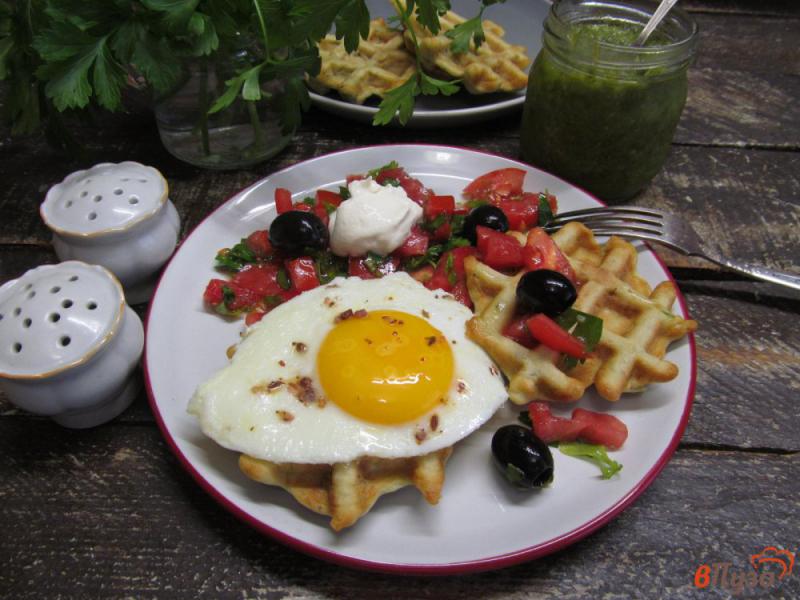 Фото приготовление рецепта: Кабачковые вафли с яйцом и помидором шаг №8
