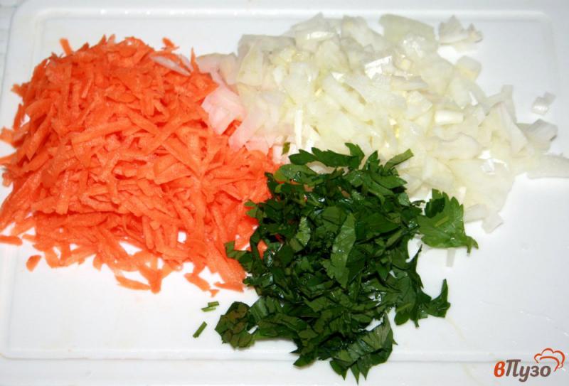 Фото приготовление рецепта: Карась с овощами в микроволновке шаг №2