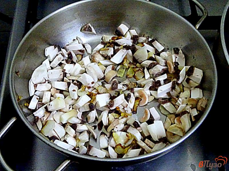 Фото приготовление рецепта: Тефтели с фаршем рисом и грибами шаг №3