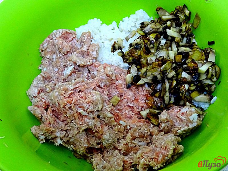 Фото приготовление рецепта: Тефтели с фаршем рисом и грибами шаг №6