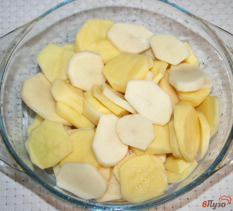 Фото приготовление рецепта: Запеканка из картофеля с помидорами и сыром в микроволновке шаг №1