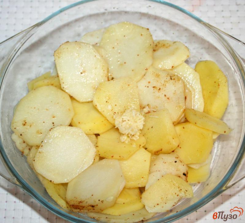 Фото приготовление рецепта: Запеканка из картофеля с помидорами и сыром в микроволновке шаг №2