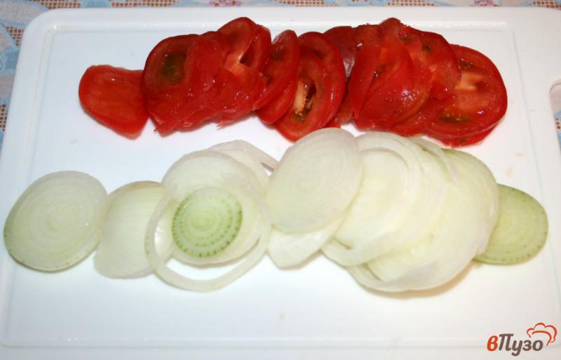 Фото приготовление рецепта: Караси запеченные с овощами в духовке шаг №2