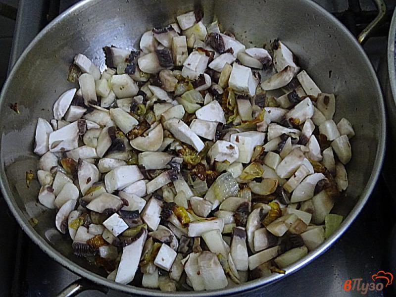 Фото приготовление рецепта: Соус грибной к тефтелям и голубцам шаг №4