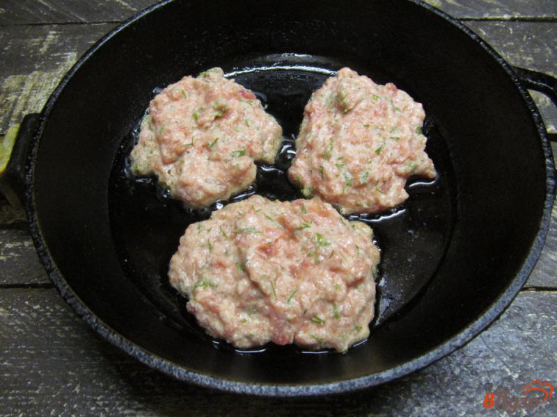 Фото приготовление рецепта: Мясные котлеты на кефире с манной крупой шаг №4