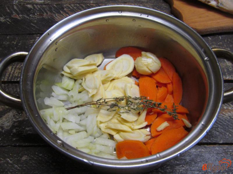 Фото приготовление рецепта: Томатный суп с пастернаком фасолью и капустой шаг №2