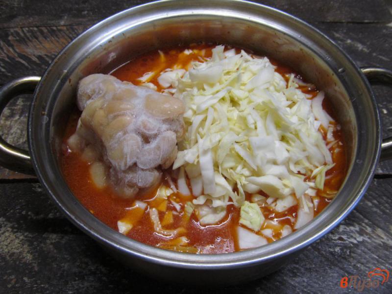 Фото приготовление рецепта: Томатный суп с пастернаком фасолью и капустой шаг №4