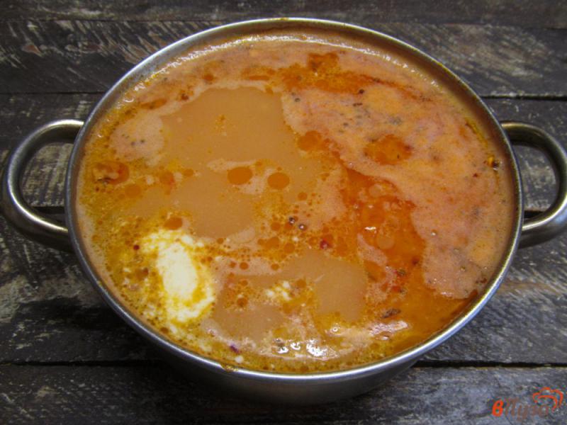 Фото приготовление рецепта: Томатный суп с пастернаком фасолью и капустой шаг №5