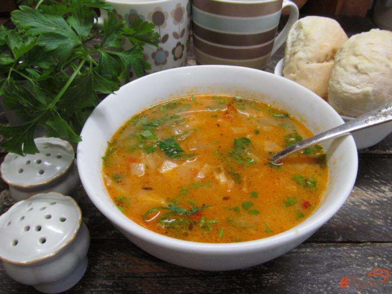 Фото приготовление рецепта: Томатный суп с пастернаком фасолью и капустой шаг №7