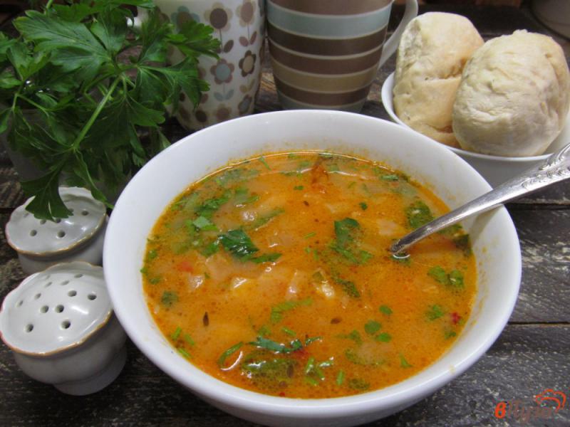 Фото приготовление рецепта: Томатный суп с пастернаком фасолью и капустой шаг №6