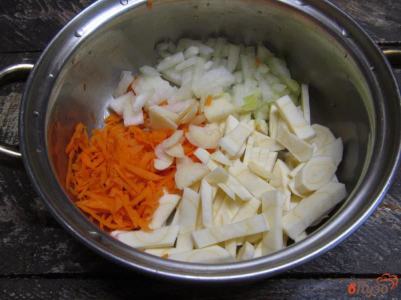 Фото приготовление рецепта: Суп с лапшой и кровяной колбасой шаг №2