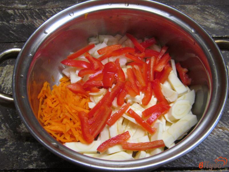 Фото приготовление рецепта: Суп с лапшой и кровяной колбасой шаг №3