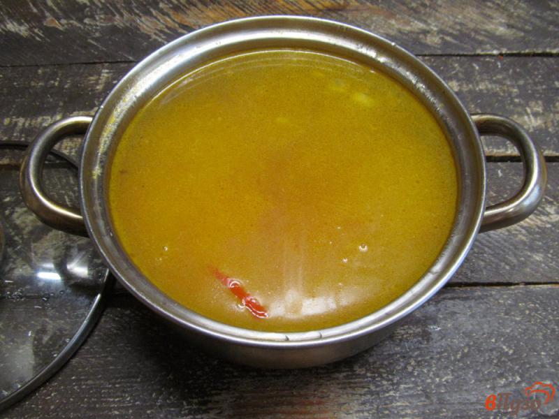 Фото приготовление рецепта: Суп с лапшой и кровяной колбасой шаг №4