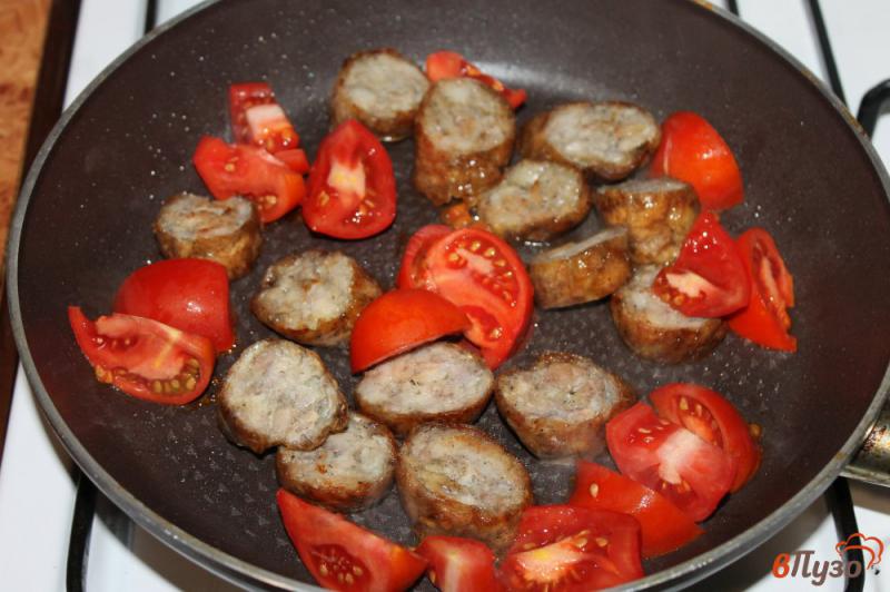 Фото приготовление рецепта: Яичница с домашней колбасой, помидорами и сыром шаг №2