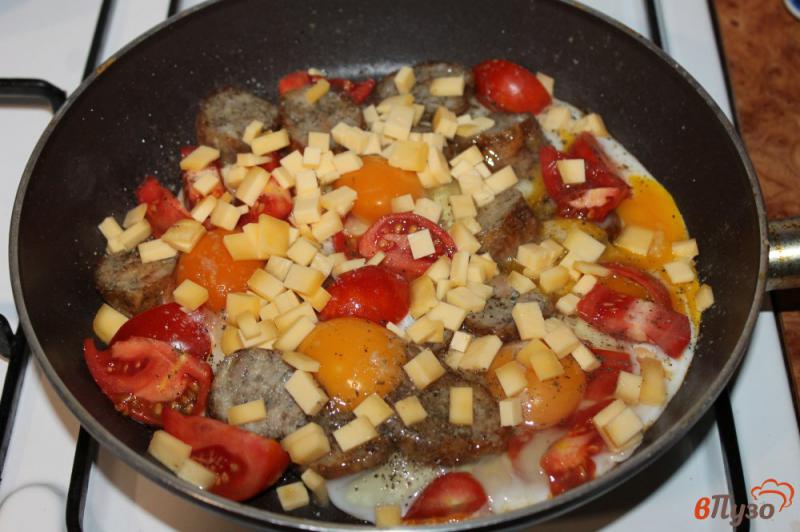 Фото приготовление рецепта: Яичница с домашней колбасой, помидорами и сыром шаг №4