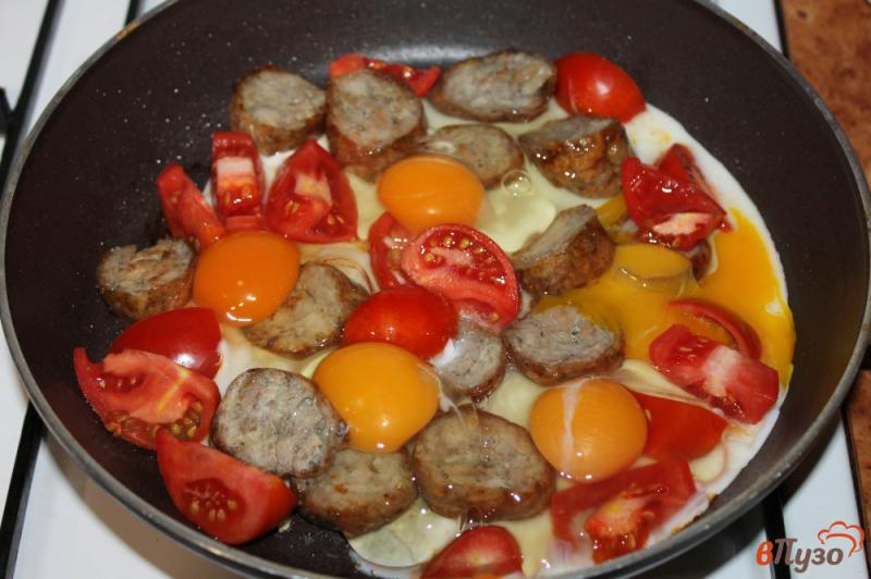 Фото приготовление рецепта: Яичница с домашней колбасой, помидорами и сыром шаг №3