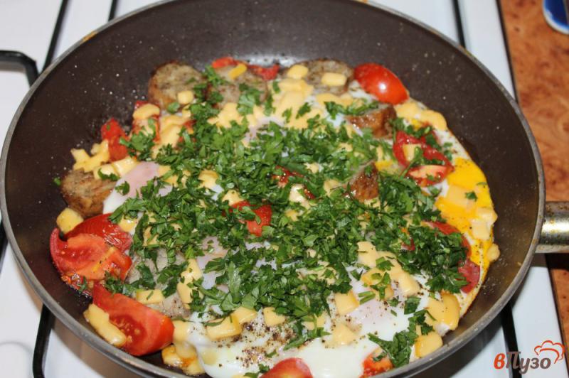 Фото приготовление рецепта: Яичница с домашней колбасой, помидорами и сыром шаг №5