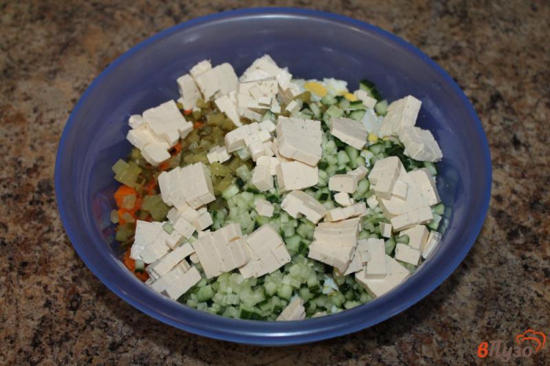 Фото приготовление рецепта: Салат с отварным куриным филе и плавленым сыром шаг №5