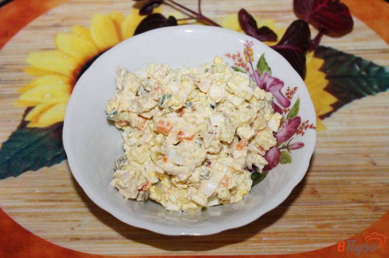 Фото приготовление рецепта: Салат с отварным куриным филе и плавленым сыром шаг №8
