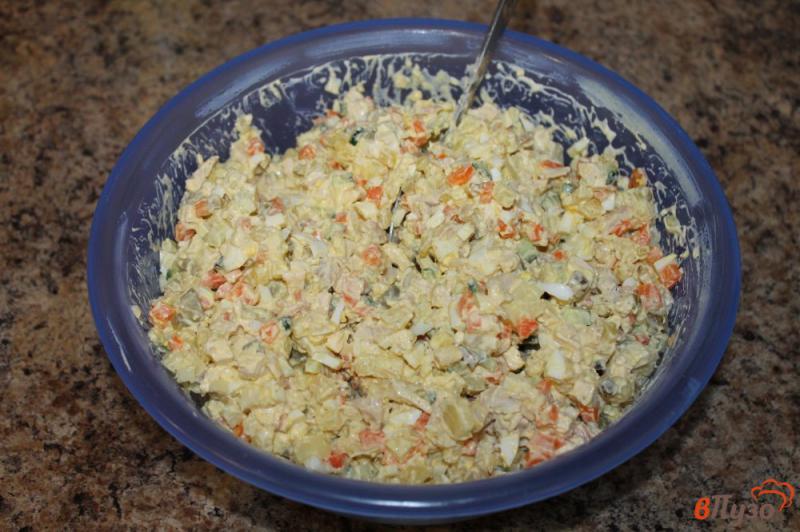 Фото приготовление рецепта: Салат с отварным куриным филе и плавленым сыром шаг №7
