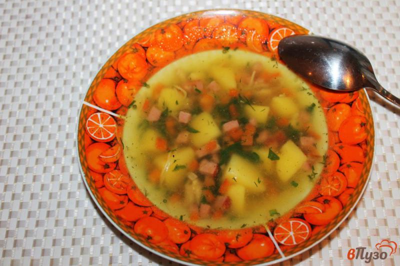 Фото приготовление рецепта: Суп с колбасой и вермишелью на бульоне шаг №9