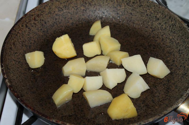 Фото приготовление рецепта: Картофель с чесноком и зеленью шаг №2