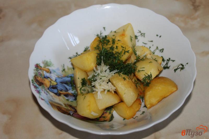 Фото приготовление рецепта: Картофель с чесноком и зеленью шаг №4