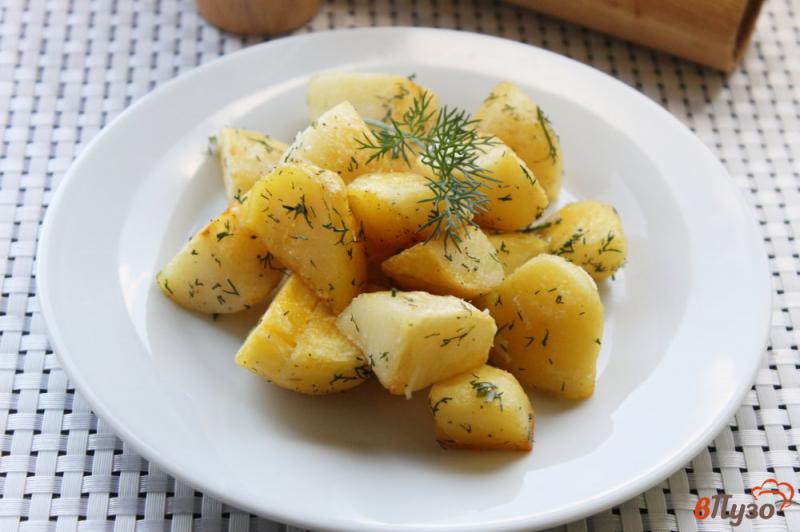 Фото приготовление рецепта: Картофель с чесноком и зеленью шаг №5