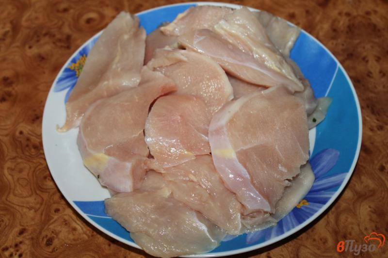 Фото приготовление рецепта: Отбивные из куриного филе с чесночным вкусом шаг №2